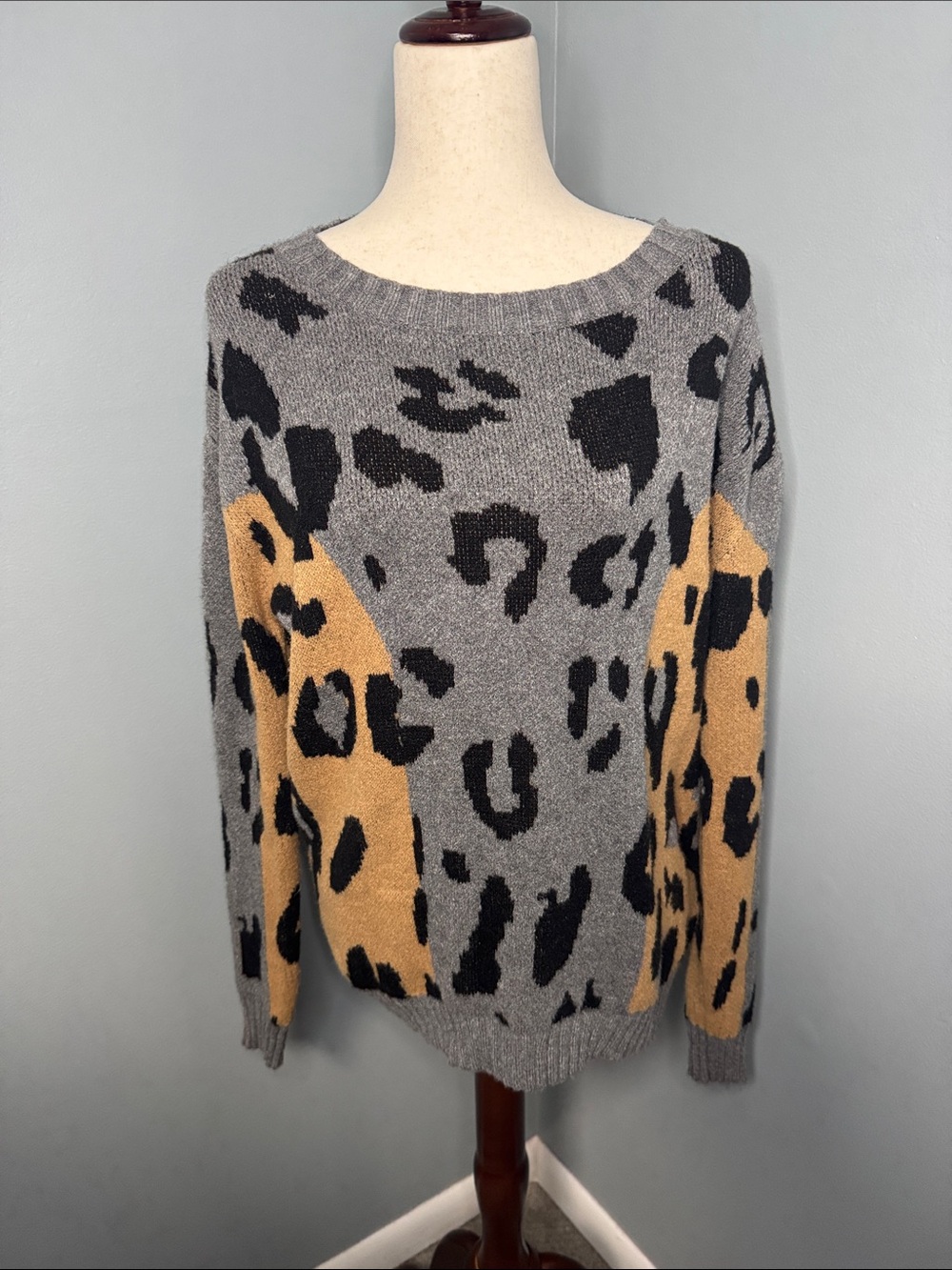Entro Women’s Gray/Brown Leopard Print Crewneck Sweater Sz M